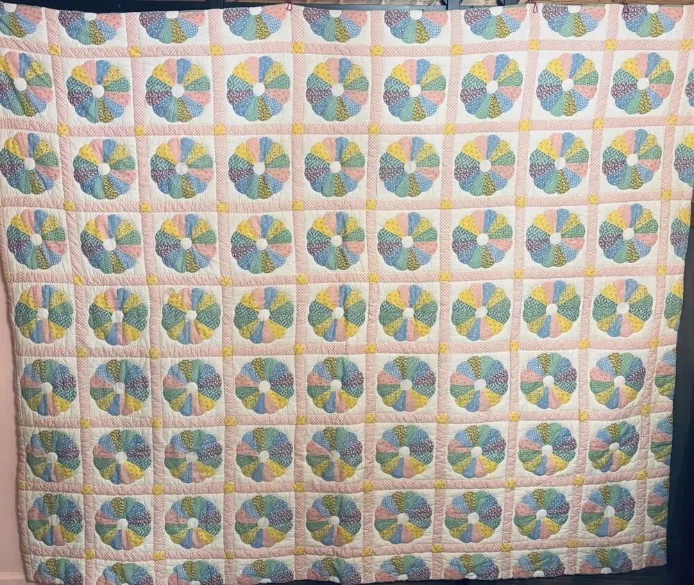 Vintage Handmade Dresden Plate Quilt 94x72 Hand Quilted Pastel Applique